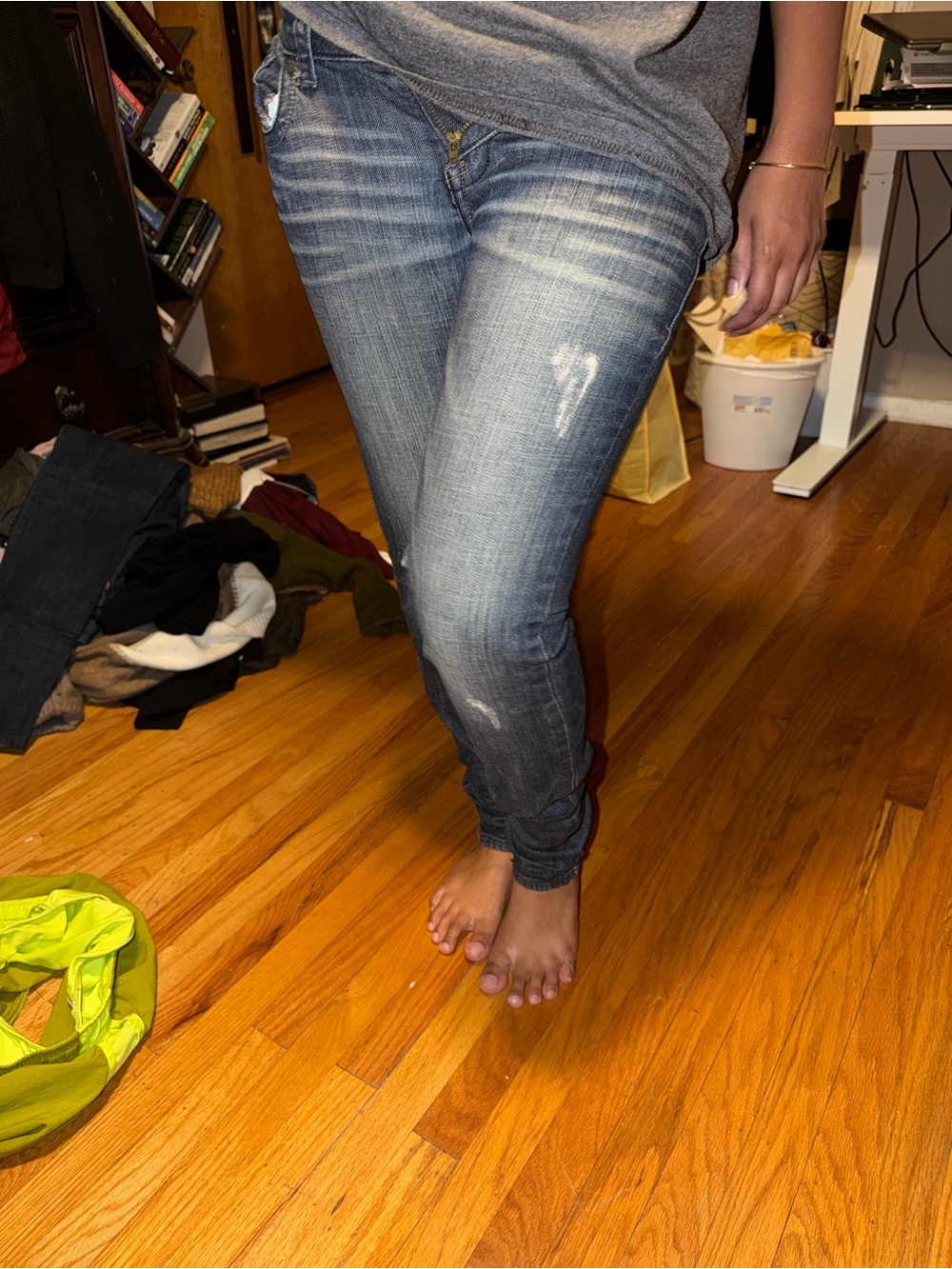 refuge Women’s Gray Skinny Distressed Jeans